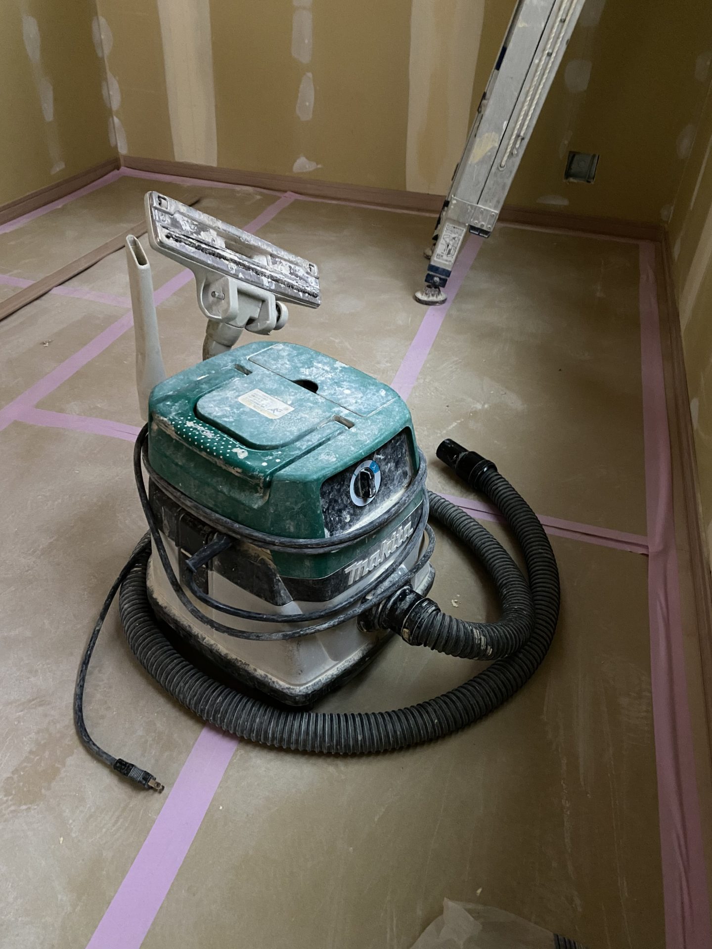 クロス屋さんの掃除機を紹介！マキタのコードレス集塵機は便利